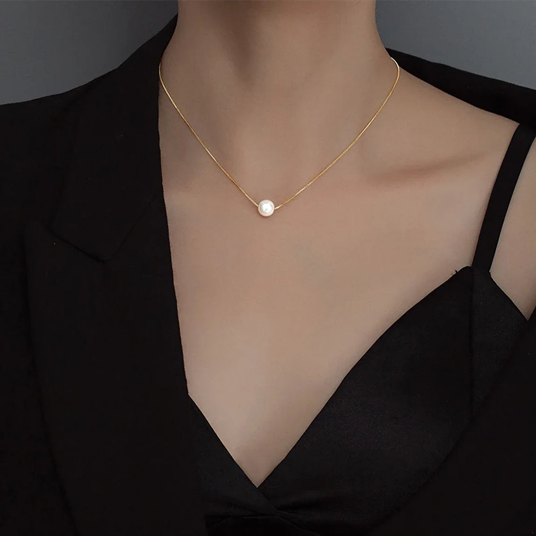 Saashi Mother of Pearl Pendant Necklace
