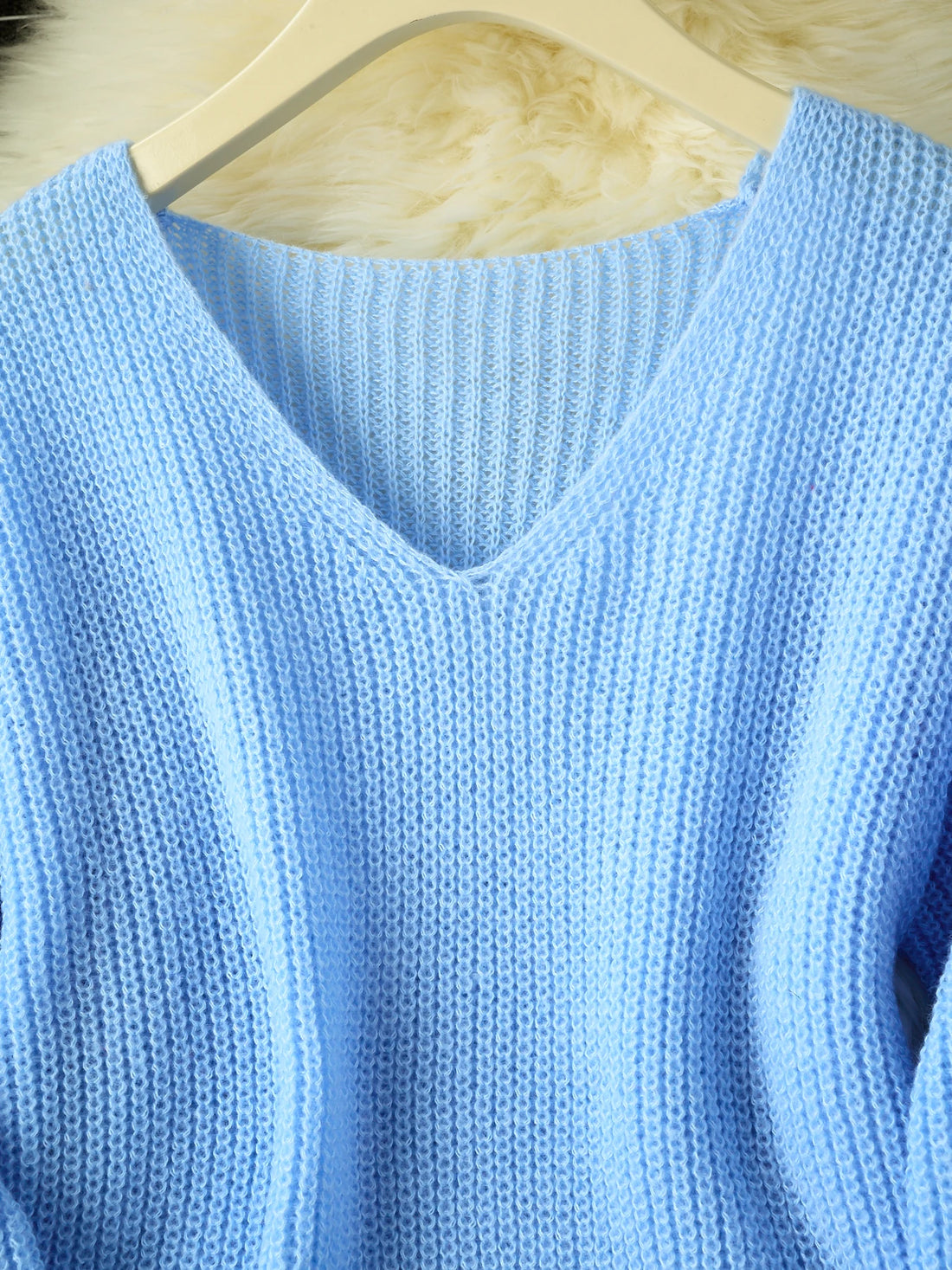 Saashi V-Neck Casual Knit Top
